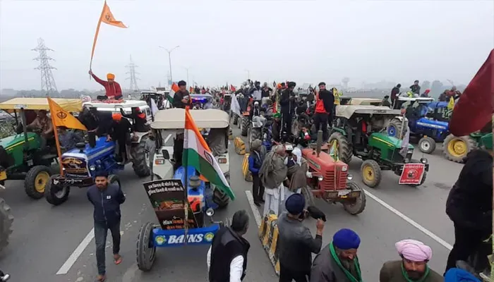 किसान आंदोलन: कृषि कानूनों के खिलाफ किसानों ने निकाली ट्रैक्टर रैली