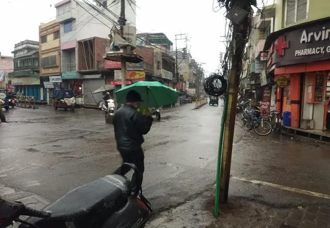 मुरादाबाद: रात से हो रही रिमझिम बरसात ने बढ़ाई ठंड