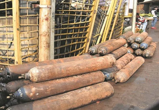 मुरादाबाद: ट्रांसफार्मर के पास रखे ऑक्सीजन गैस सिलेंडर, जिम्मेदार दिखे लापरवाह