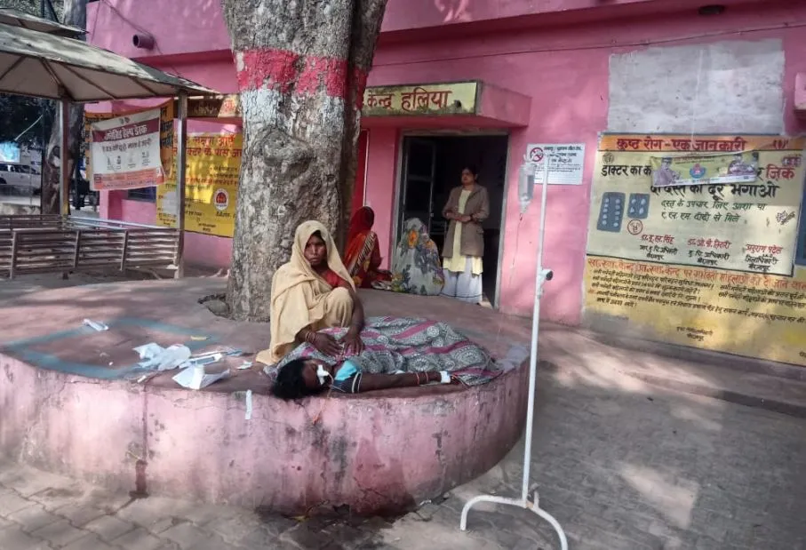 मीरजापुर: कड़कड़ाती ठंड में खुले आसमान के नीचे किया जा रहा मरीजों का इलाज, लोगों में आक्रोश