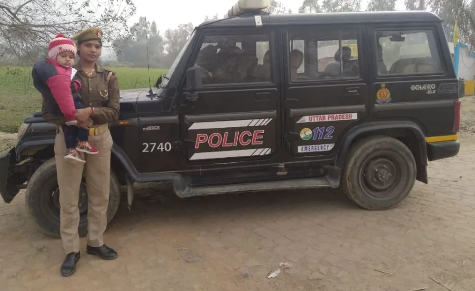 हरदोई: बच्ची को गोद में लिए ड्यूटी करती दिखी महिला पुलिसकर्मी, एसपी ने लिया ये एक्शन