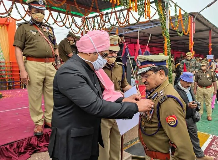 बरेली: गणतंत्र दिवस पर आईजी राजेश पांडेय को प्लैटिनम डिस्क सर्टिफिकेट