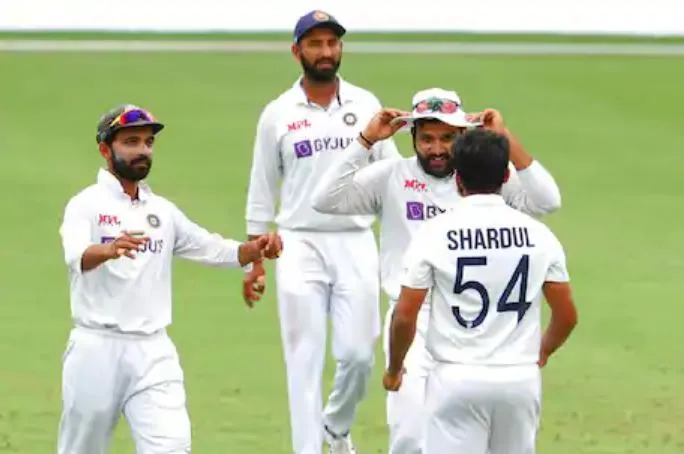 IND vs AUS: सिराज का पंजा, ठाकुर का चौका, भारत को 328 रनों का लक्ष्य