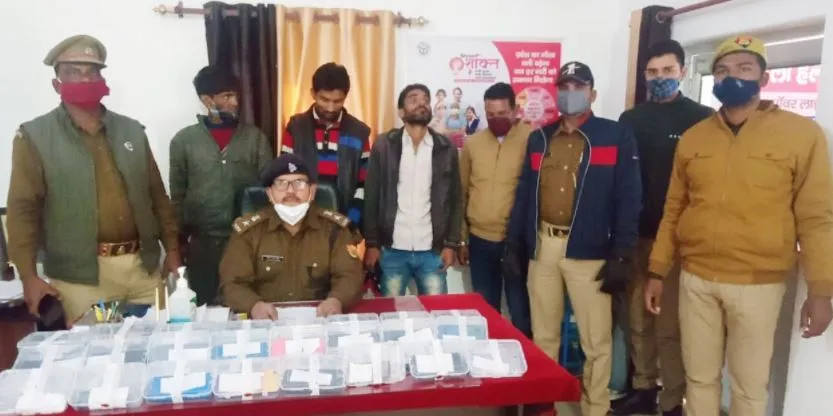 मोबाइल चोर गिरोह के तीन सदस्य गिरफ्तार, मुख्य सरगना की तलाश में जुटे अधिकारी