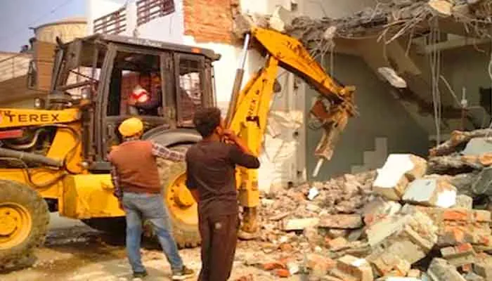 पूर्व सांसद अतीक अहमद के चचेरे भाई का दो मंजिला मकान ध्वस्त
