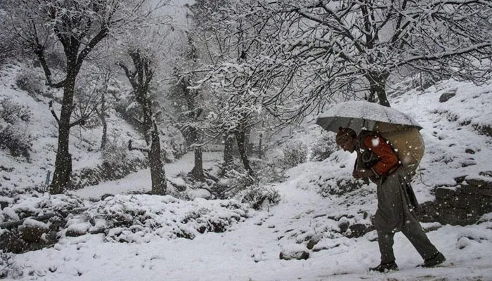 भारी बर्फबारी के कारण कश्मीर घाटी का देश से संपर्क टूटा, परीक्षाएं स्थगित