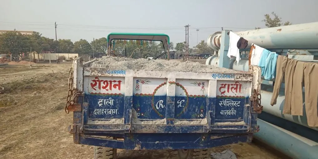 बाराबंकी: पुलिस को देख खनन माफिया फरार, ट्रैक्टर ट्राली को किया सीज
