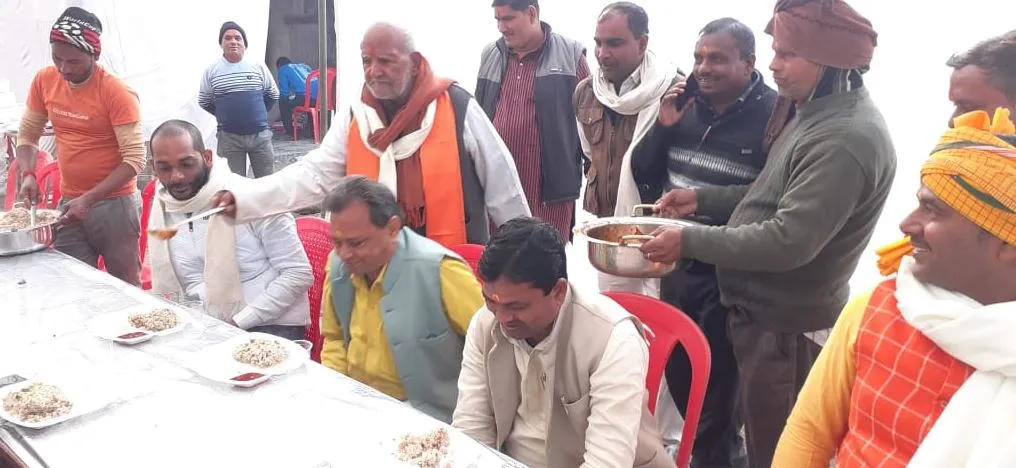 बाराबंकी: मकर संक्रांति पर खिचड़ी भोज आयोजित कर बोले पूर्व विधायक- ‘जब तक जीवित रहूंगा आयोजन करता रहूंगा’