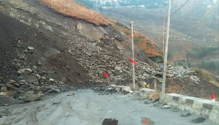 हिमाचल में हुआ कुछ ऐसा कि सैकड़ों लोगों की जान आफत में फंसी!