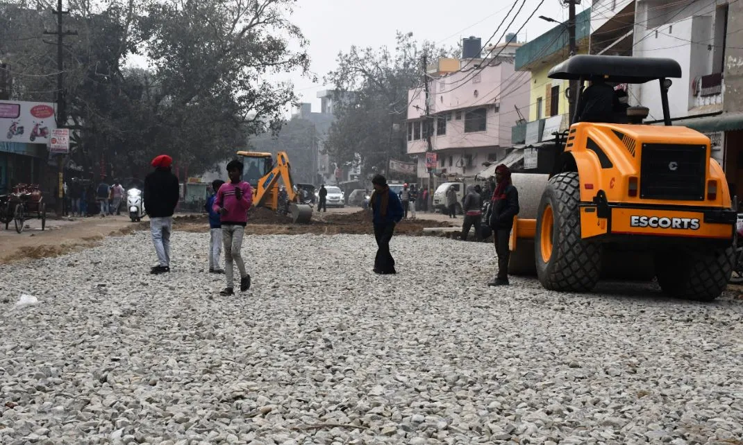 बरेली: उखड़ी सड़क पर बिछा रहे पत्थर, कालीबाड़ी के लोगों को नहीं मिली राहत