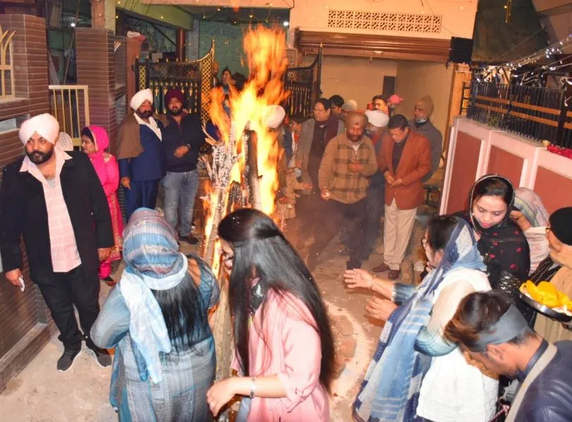 अयोध्या: शाम होते ही तमाम इलाकों में जली लोहड़ी, ढोल की थाप पर जमकर हुआ भंगड़ा