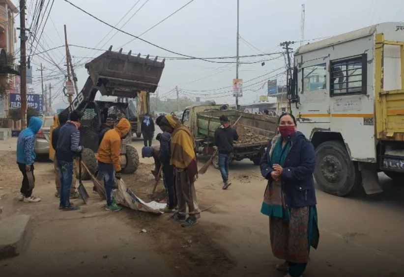 लखनऊ: सफाई अभियान के साथ ही अतक्रिमण करने वालों को भी सिखाया सबक