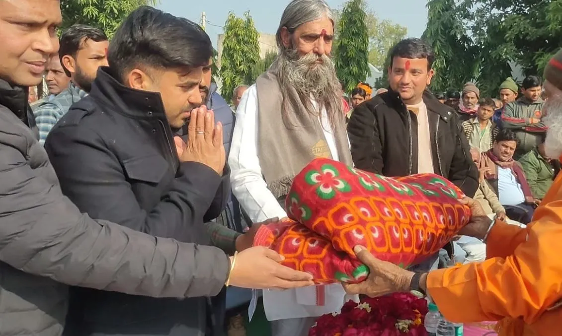 मैनपुरी: दान-पुण्य कर मनाई मकर संक्रांति, कंबल बांट पूरे गांव में किया फ्री वाई-फाई सेवा का शुभारंभ