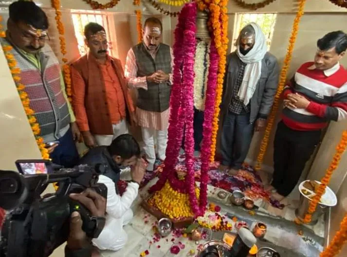 लखनऊ: 53 लाख की लागत से मंदिर का हुआ जीर्णोद्धार, पूजा-अर्चना को उमड़ा जन सैलाब