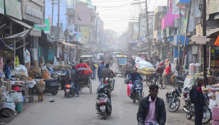 बरेली: अतिक्रमण से सिकुड़ीं सड़कें, कैसे निकलें वाहन