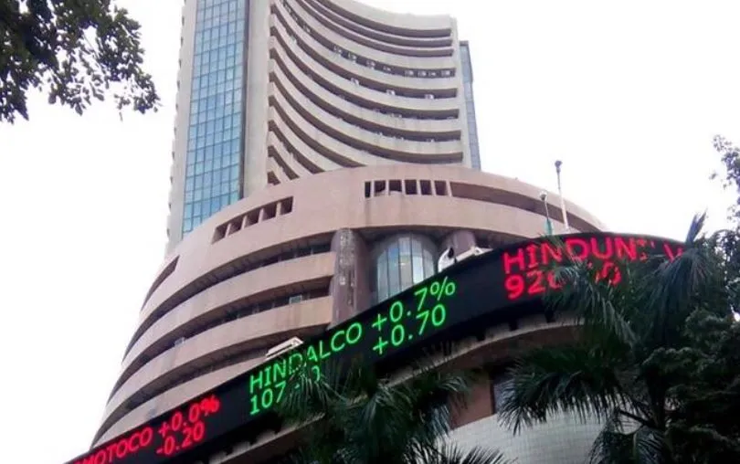 बिकवाली के दबाव से शेयर बाजार में भारी गिरावट, सेंसेक्स 938 अंक टूटा