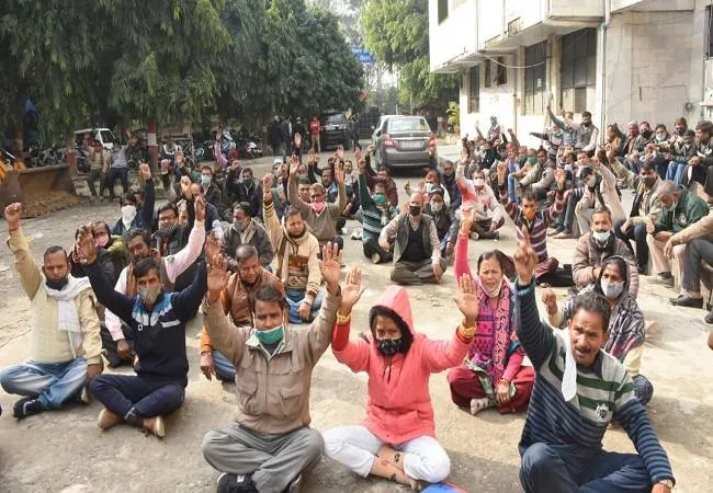 मुरादाबाद: एमडीए कार्यालय पर दैनिक वेतनभोगी कर्मचारियों का धरना प्रदर्शन जारी