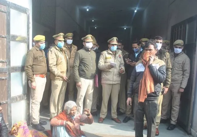 मुरादाबाद: अफसरों ने नहीं सुनीं तो बुजुर्ग घर के बाहर ही धरने पर बैठा, मौत