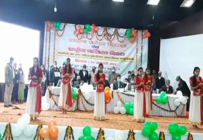 मुरादाबाद: बालिकाओं ने सांस्कृतिक कार्यक्रम प्रस्तुत कर बांधा समां, सम्मानित