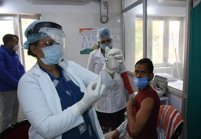 मुरादाबाद: टीका लगने के बाद आशा कार्यकत्री बेहोश, 14 और की बिगड़ी तबियत