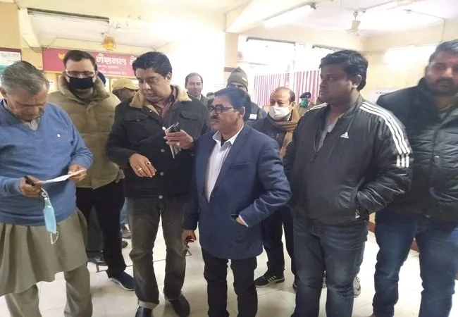 मुरादाबाद: होटल व बैंक सील करने पहुंचे निगम अधिकारी, वसूले साढ़े 17 लाख