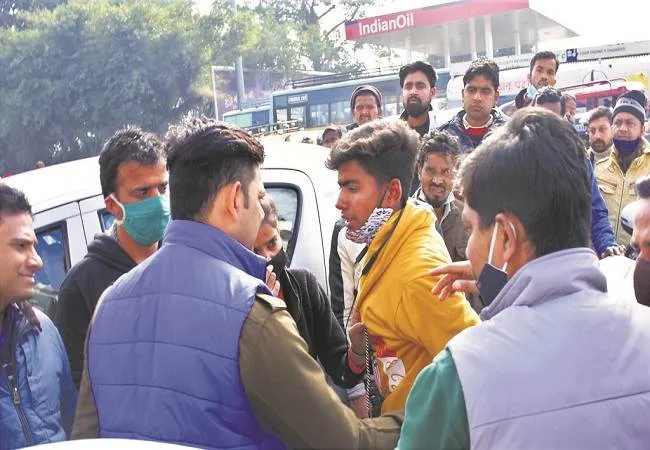 मुरादाबाद: युवती ने बीच सड़क पर युवक को पीटा