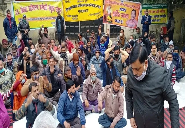 मुरादाबाद: नौकरी से निकाले गए कर्मचारियों का धरना जारी, भूख हड़ताल की दी चेतावनी