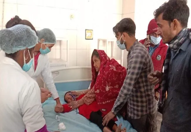 मुरादाबाद: आवारा कुत्तों ने बच्ची को बनाया शिकार, अस्पताल में भर्ती