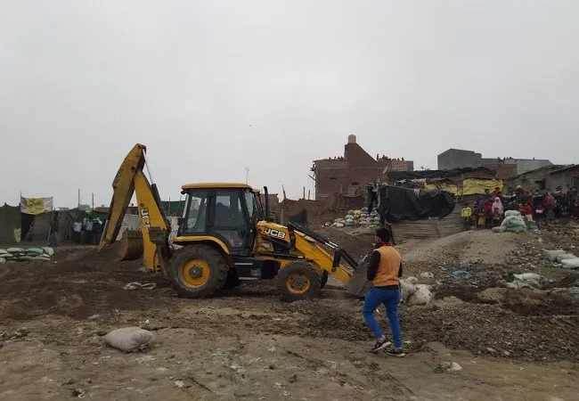 मुरादाबाद: रामगंगा नदी किनारे अवैध कब्जे पर गरजी जेसीबी