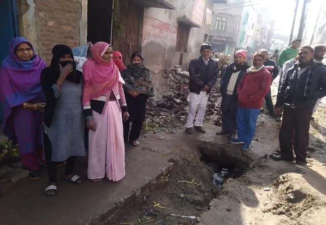 मुरादाबाद: नवाबपुरा में गंदगी से गुस्साए लोग सड़क पर, नगर निगम अफसरों पर बरसे