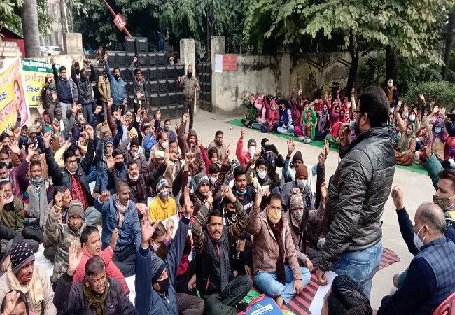 मुरादाबाद: आठवें दिन परिवार के साथ धरने पर बैठे कर्मचारी, कही ये बात