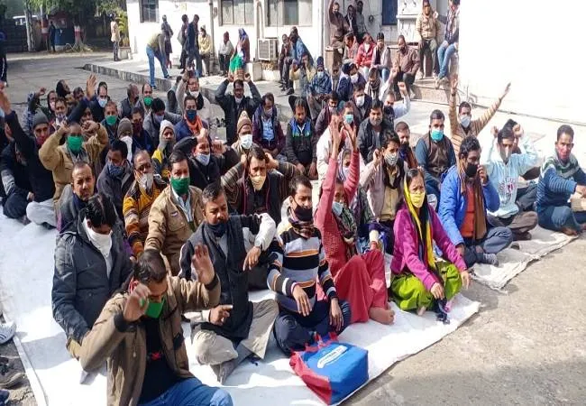 मुरादाबाद: एमडीए कार्यालय पर पांचवें दिन भी कर्मचारियों का धरना रहा जारी, तीन क्लर्क को नोटिस
