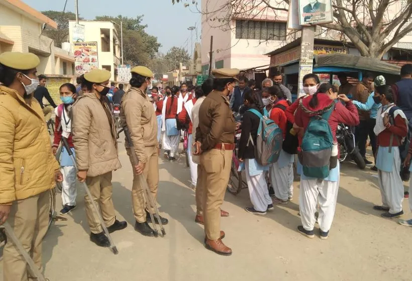 अमेठी: मनचलों के खिलाफ एंटी रोमियो स्क्वायड ने चलाया चेकिंग अभियान