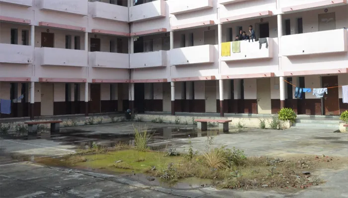 बरेली: टूटी खिड़कियां, टॉयलेट जाम और टपकती है छत, कैसे बनेंगे ए प्लस