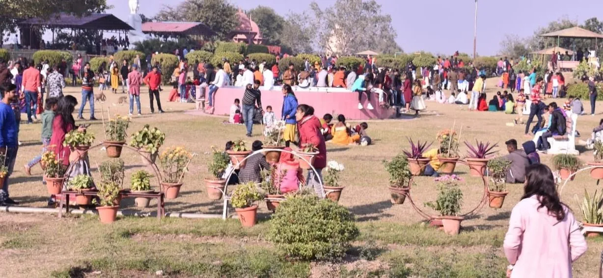 अयोध्या: नये साल पर राम नगरी में दिखा आस्था और पिकनिक का अनोखा संगम