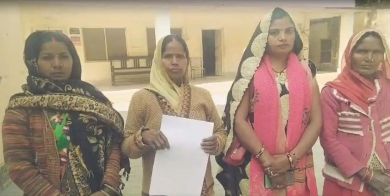 मिर्जापुर: कोटे की दुकान चयन को लेकर महिलाओं का कलेक्ट्रेट में प्रदर्शन