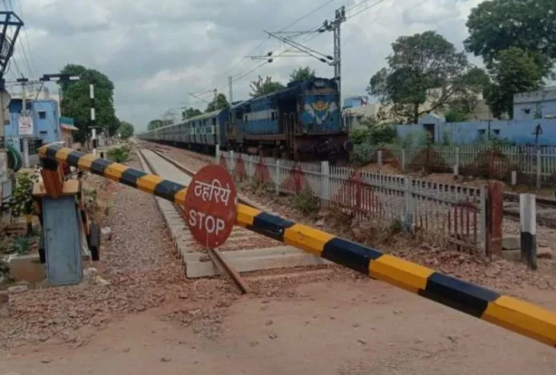 बरेली: ट्रैक्टर-ट्राली की टक्कर से टूटा फाटक, चालक गिरफ्तार