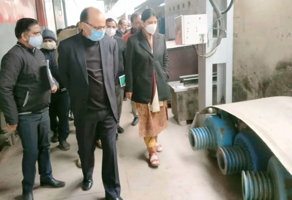 लखनऊ: डीआरएम ने चारबाग पहुंचकर ली यात्री सुविधाओं की जानकारी 