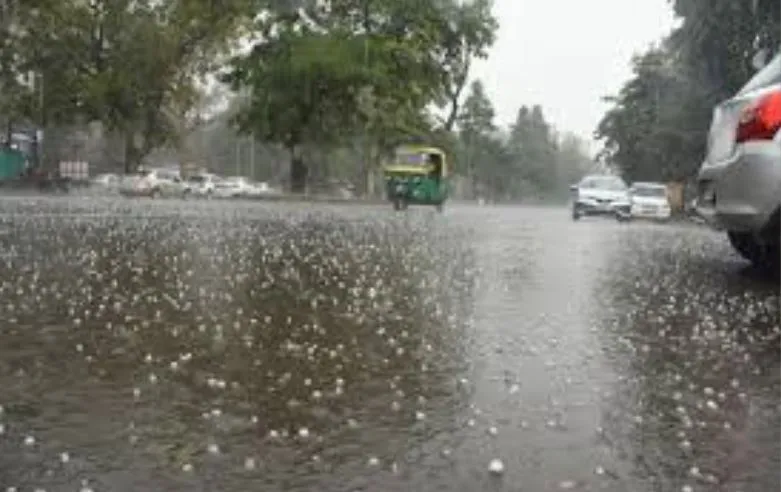 दिल्ली के अधिकतर हिस्सों में हुई बारिश और ओले गिरे