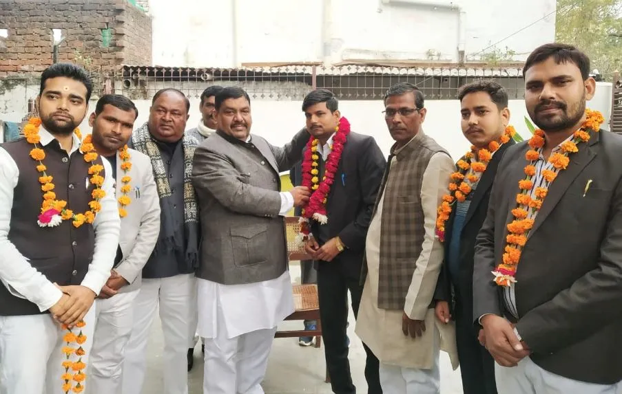 बाराबंकी: 50 अधिवक्ताओं ने थामा सपा का दामन, पूर्व मंत्री ने दिलाई सदस्यता