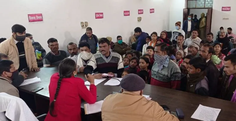 बरेली: कोटेदार की शिकायत करने पहुंचे ग्रामीणों पर ही बरस पड़े अधिकारी, जानिए पूरा मामला
