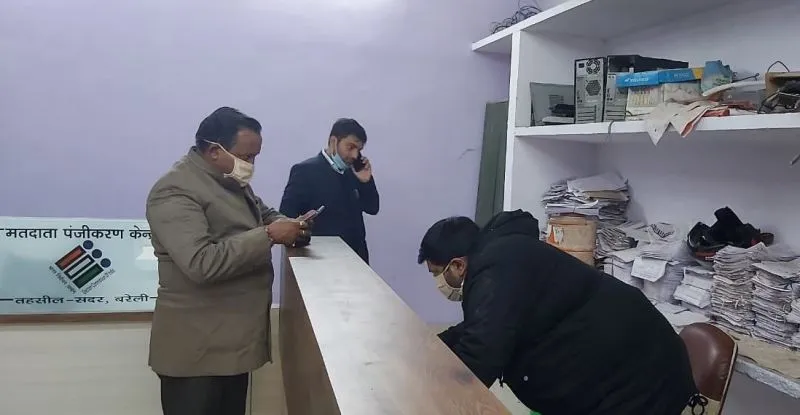 बरेली: मतदाता पंजीकरण केंद्र से गायब थे कर्मचारी और पहुंच गए एसडीएम, फिर कुछ ऐसा हुआ…