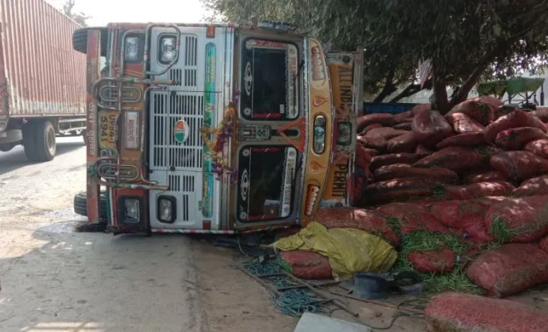 शाहजहांपुर: अनियंत्रित ट्रक पलटा, ठेकेदार की दबकर मौत