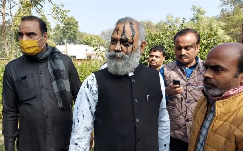 रायबरेली: आप विधायक पर फेंकी स्याही, विवादित टिप्पणी करने पर अमेठी पुलिस ने किया गिरफ्तार