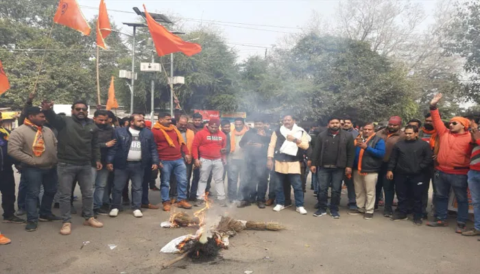 बरेली: ‘तांडव’ के विरोध में हिंदू युवा वाहिनी के नेताओं ने फूंका सैफ अली खान का पुतला