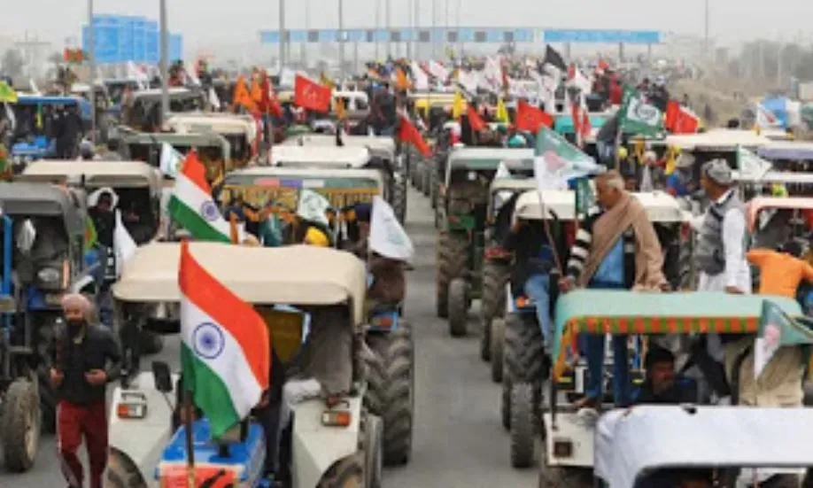 किसानों को मिली 26 जनवरी को ट्रैक्टर परेड निकालने की अनुमति, ट्रैक्टरों के जत्थे दिल्ली रवाना