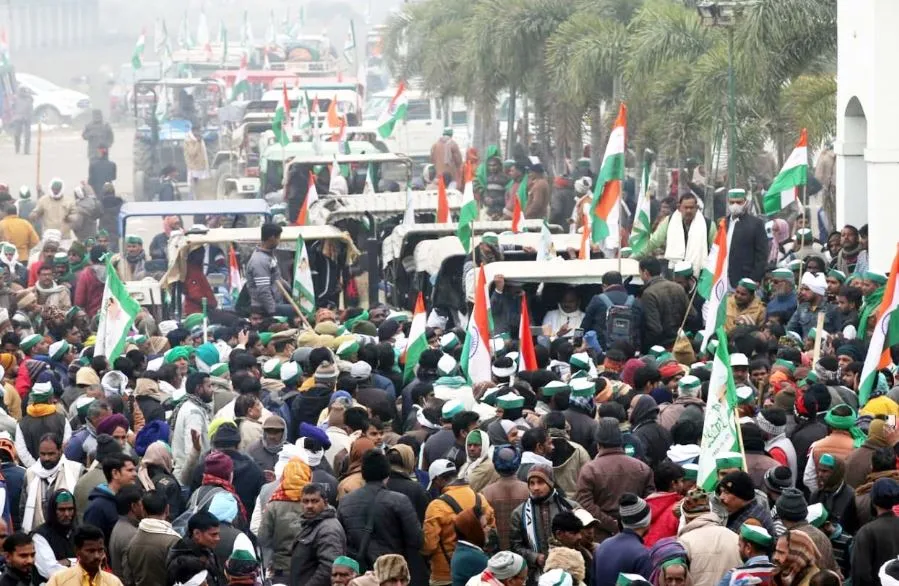 किसान आंदोलन: लखनऊ की सड़कों पर उमड़ा किसानों के ट्रैक्टरों का सैलाब, राजभवन घेरने की कोशिश