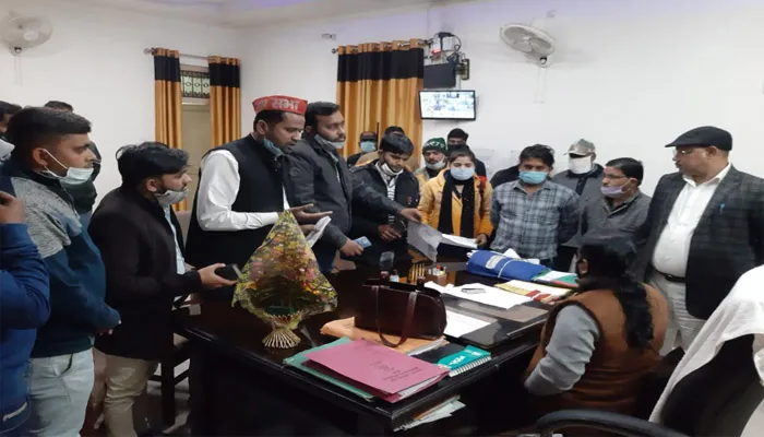 बरेली: समाजवादी छात्र सभा ने कुल सचिव का किया घेराव, उठाईं ये मांगें