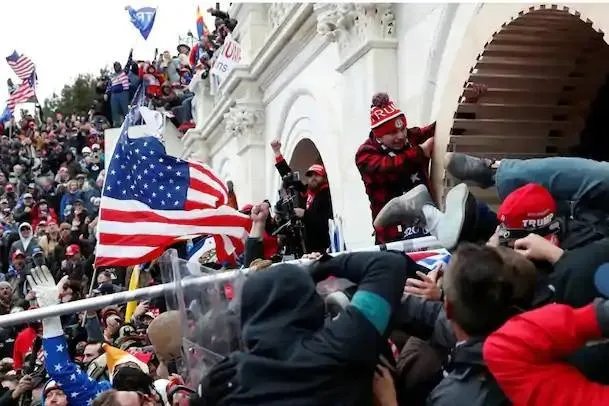 US Capitol Violence: ट्रंप को राष्ट्रपति पद से हटाने की मांग तेज, बाइडेन ने उपद्रवियों को बताया आतंकी