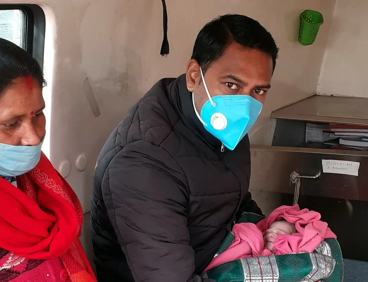 हल्द्वानी : वाहन रोक सड़क किनारे कराया प्रसव, मेडिकल टेक्नीशियन ने बचायी दो जानें